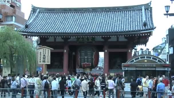 Kaminarimon Gate and Nakamise Shopping Area in Tokyo Japan — 비디오